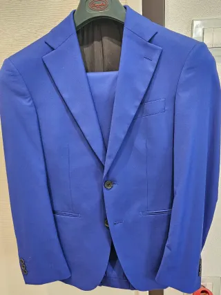Completo uomo elegante blu
