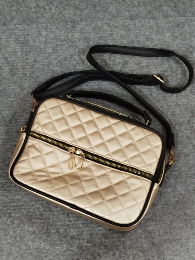 Bolso bandolera dorado y negro