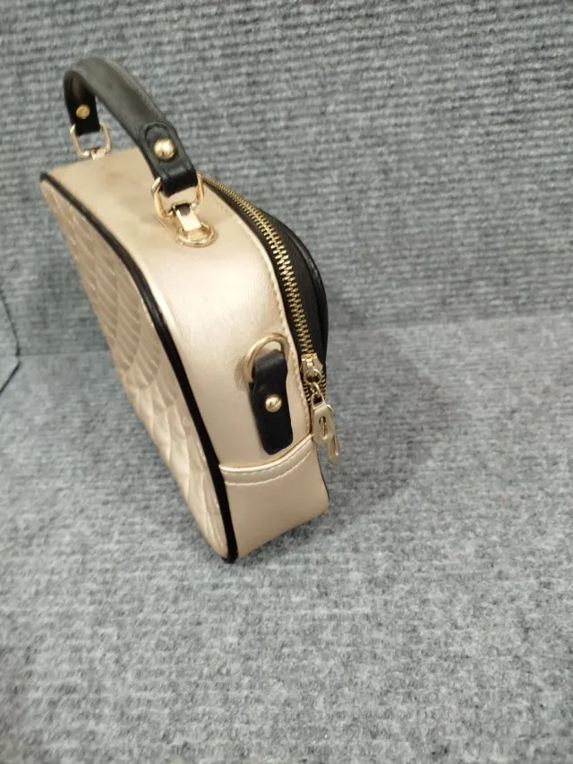 Bolso bandolera dorado y negro