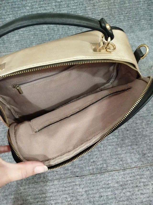 Bolso bandolera dorado y negro