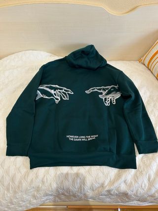 Sudadera verde con texto