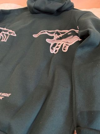 Sudadera verde con texto