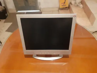 Pantalla Acer 19 Plata Diseño moderno y elegante.