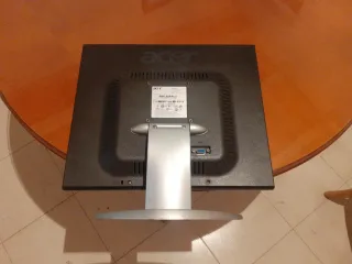 Pantalla Acer 19 Plata Diseño moderno y elegante.