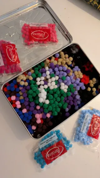 REGALO Pompones de colores Parisina