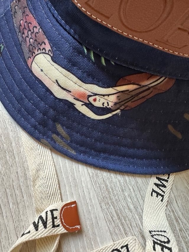 Sombrero Loewe azul con estampado