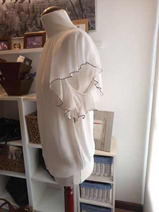 Blusa blanca con volantes