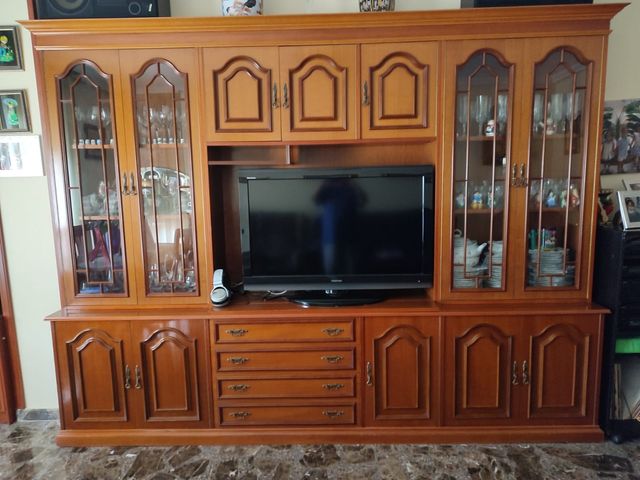 Mueble de salón madera y cristal