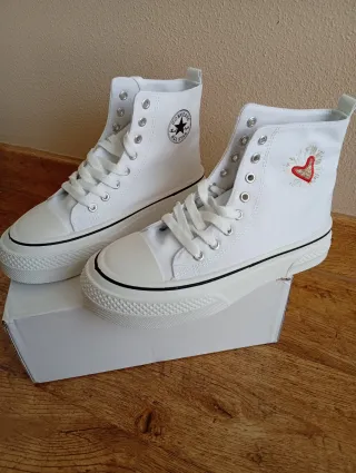 Zapatillas  Lona Blancas Corazón Rojo