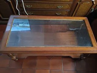 Mesa de salón de madera y cristal