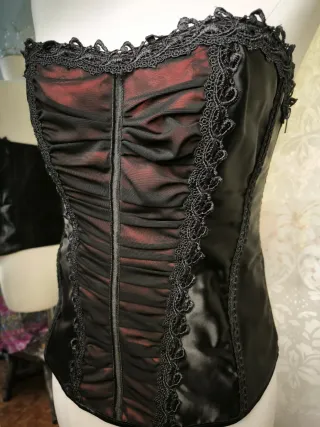 Corsé Negro y Rojo con Encaje