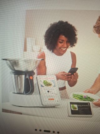 Robot de cocina con pantalla táctil