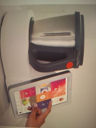Robot de cocina con pantalla táctil