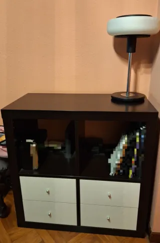 Mueble de salón marrón y blanco