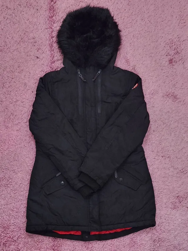 Chaqueta negra con capucha y forro rojo