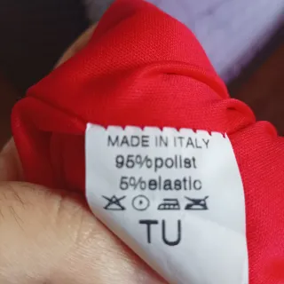 Mono rojo elegante