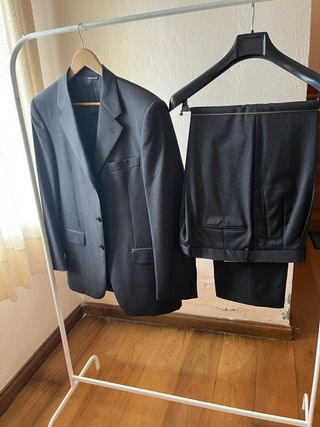 Traje de caballero gris oscuro
