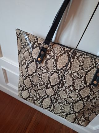 Bolso estampado serpiente Stradivarius