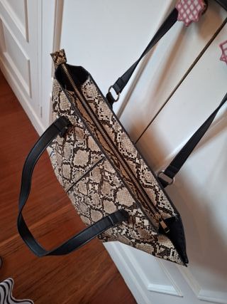 Bolso estampado serpiente Stradivarius