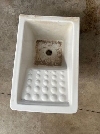 Pileta de lavadero blanca