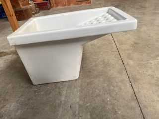 Pileta de lavadero blanca