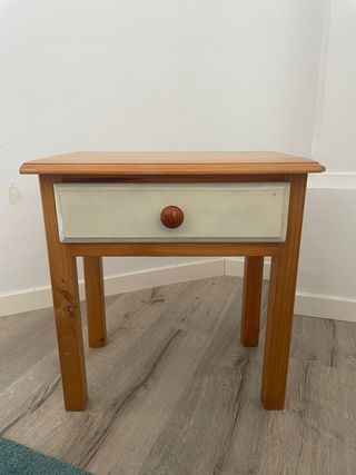 Mesita de noche de madera con cajón