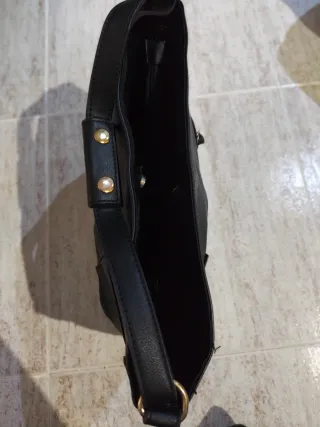 Bolso negro rectangular con bolso interior