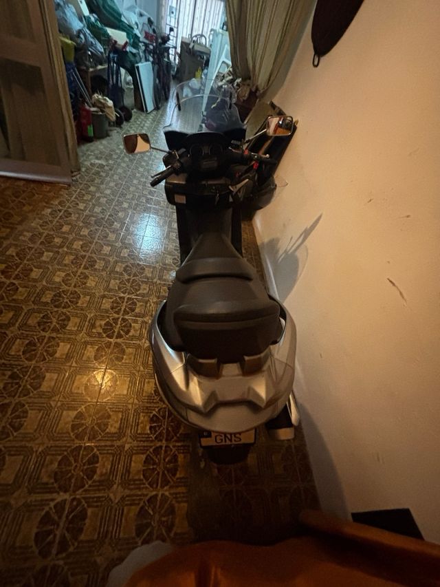 Suzuki Burman 400 scooter gris