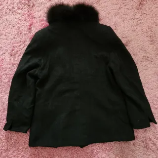 Abrigo negro con cuello de pelo