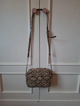 Bolso bandolera estampado serpiente Stradivarius