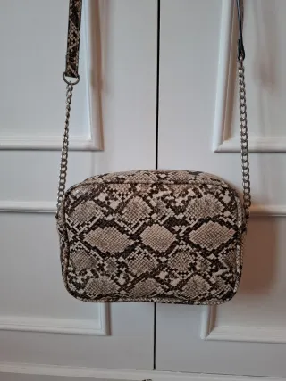 Bolso bandolera estampado serpiente Stradivarius