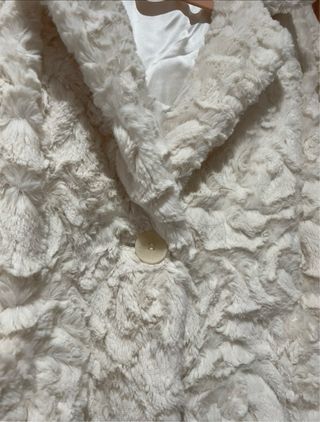 Abrigo blanco crema de pelo sintético