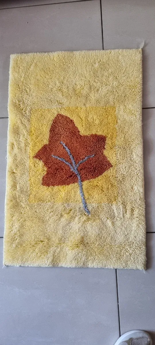 Alfombra de baño con hoja marrón,  amarilla y plat