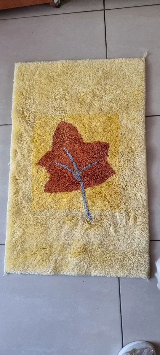 Alfombra de baño con hoja marrón,  amarilla y plat