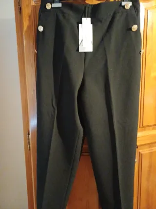 Pantalón negro con botones dorados