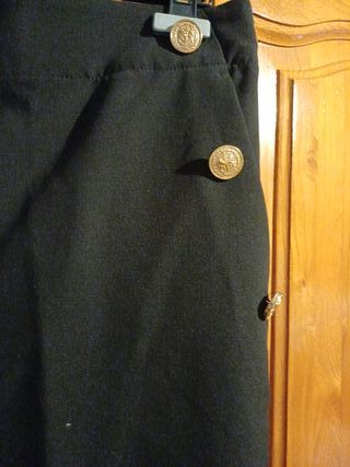 Pantalón negro con botones dorados