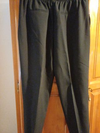 Pantalón negro con botones dorados