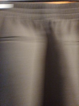 Pantalón negro con botones dorados