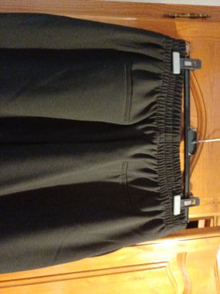 Pantalón negro con botones dorados