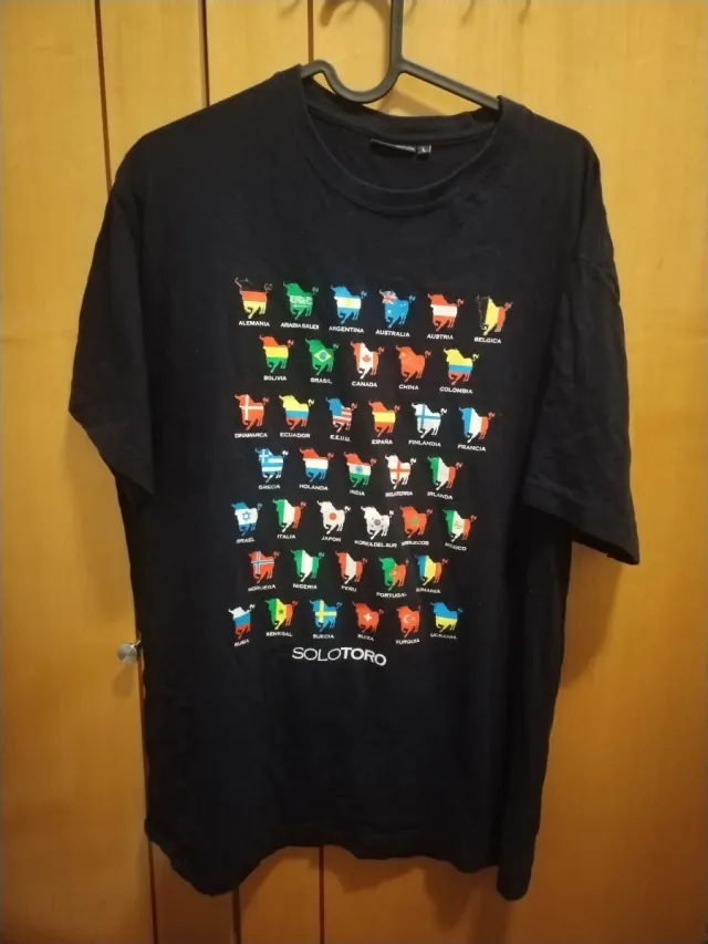 Camiseta negra SOLOTORO con diseño de banderas