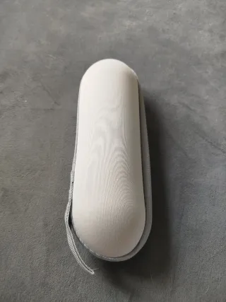 Paraguas de bolsillo gris y blanco