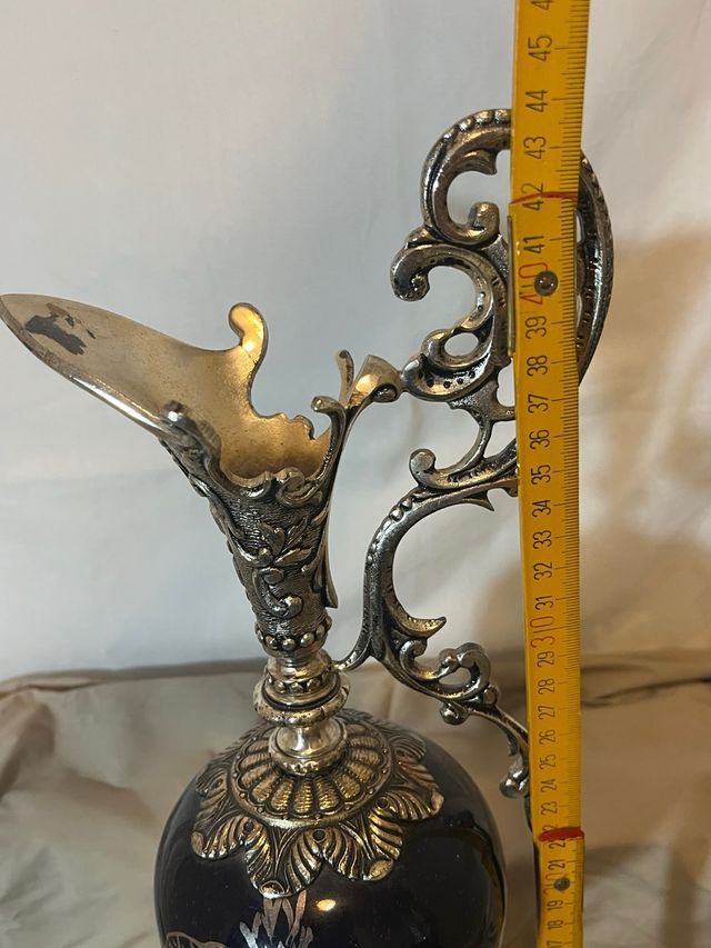 Jarra Porcelana Azul y Metal Plateado Decorada