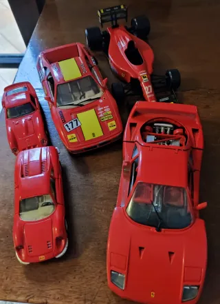 5 Modellini Ferrari Rossi