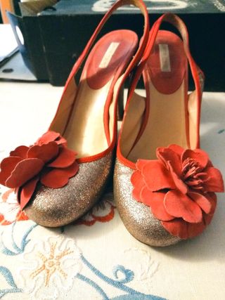 Scarpe con tacco oro e rosse con fiore