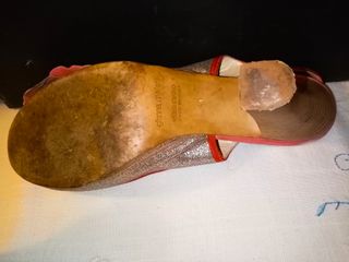 Scarpe con tacco oro e rosse con fiore