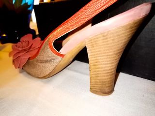 Scarpe con tacco oro e rosse con fiore