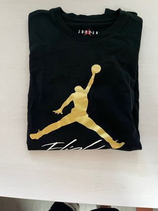 Camiseta Jordan Negra Logo Dorado