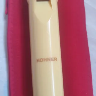 Flauta escolar Honner con funda roja.