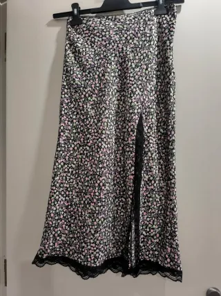 Falda satén floral con encaje