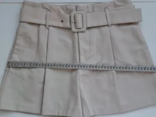 Pantalón corto polipiel beige mujer